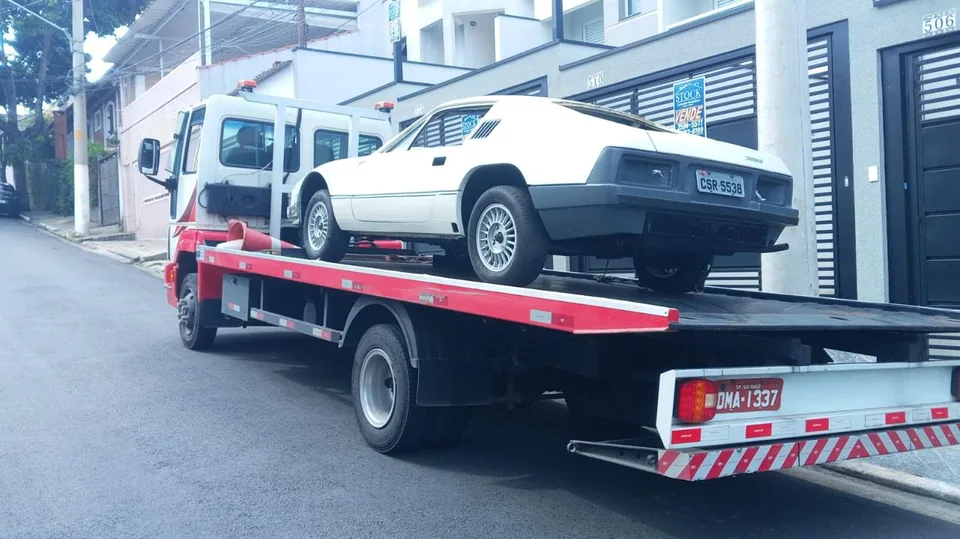 Guincho plataforma transportando um carro clássico em São Paulo