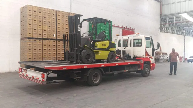 Guincho plataforma transportando uma empilhadeira